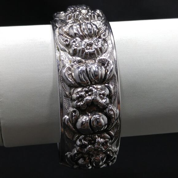 Coro Pegasus Wide Hinged Bracelet, Silver Floral Embossed, 1950s Vintage Jewelry - Picture 6 of 10
